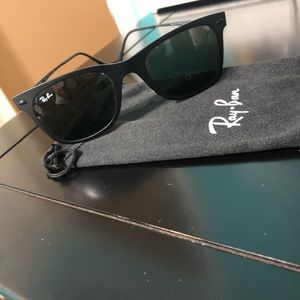 Black Ray-Bans (light ray)